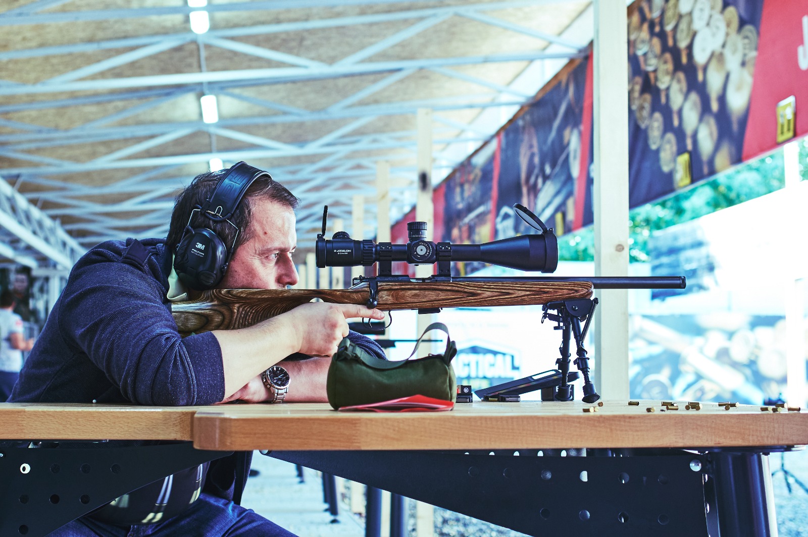 Trăgător la standul de benchrest